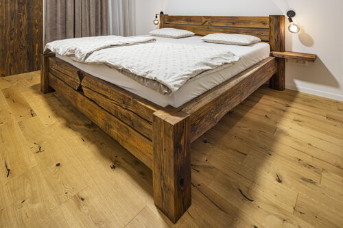 masívna manželská posteľ zo starých trámov